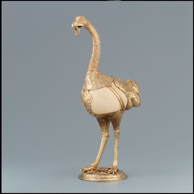 HKH_Ein Vogelstrauß aus einem Straußenei_Foto_Arno Hensmanns_K80380